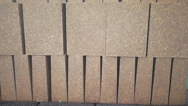 Firebrick produced with magnesia-alumina